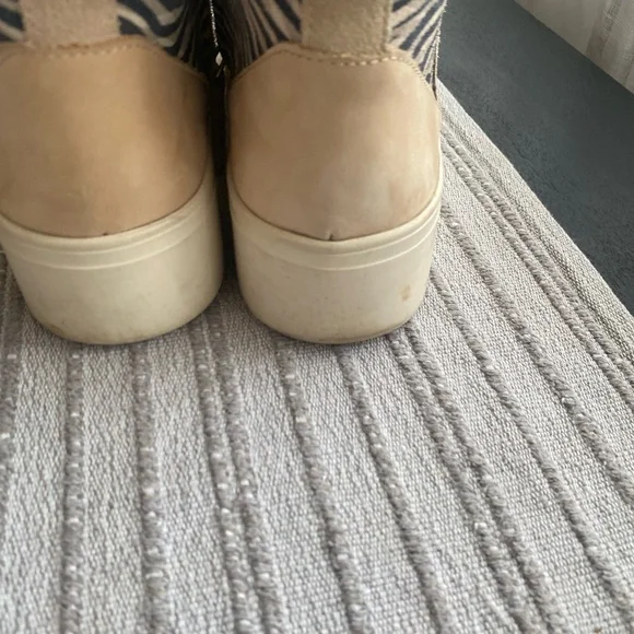 Toms Tan Suede Jaime with Zebra Detail and zipper. - Picture 5 of 6